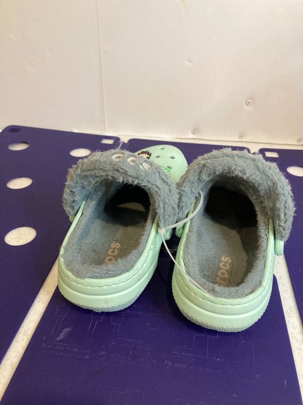 CROCS FUR LINED WOMENS SHOES WITH CHARMS SIZE 8 - Picture 6 of 7